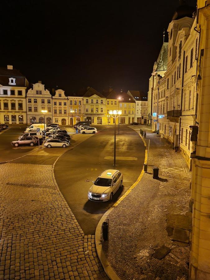 Velke Studio Na Velkem Namesti S Vybavenou Kuchyni Hradec Králové Extérieur photo